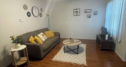 Quiet neighborhood 2-bedroom apartment furnished wifi