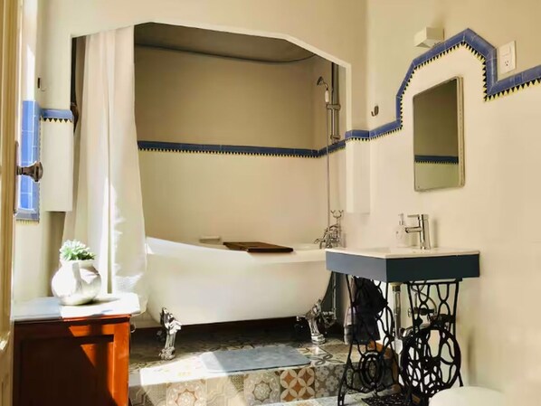 Shower, towels, soap, toilet paper - Historic Restored Manor House - 6 Bedrooms - Puebla Downtown (Heroica Puebla de Zaragoza)