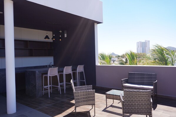 Outdoor dining - Room for 4  Rooftop Pool  Balcony (Mazatlán)