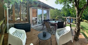 Outdoor dining - Vrbo Property (LASSERRE)