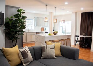 TV - The Everett House - Five Bedroom House, Sleeps 11 (Everett)