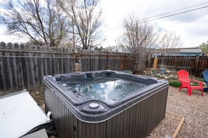 Outdoor spa tub - Family and Pet Friendly, Hot Tub, Buena Vista (Buena Vista)