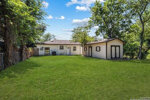 Exterior - Spacious 4-bedroom house in San Antonio with fenced yard and indoor cycling bike (San Antonio)