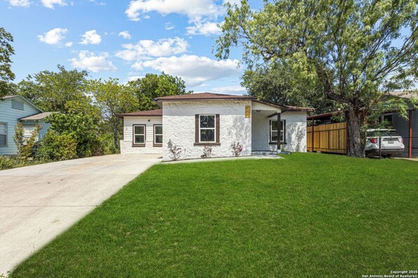 Exterior - Spacious 4-bedroom house in San Antonio with fenced yard and indoor cycling bike (San Antonio)