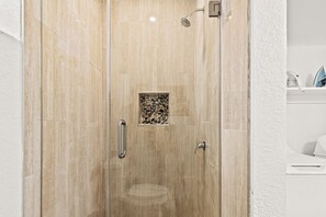 Dusche, Haartrockner, Handtücher, Seife