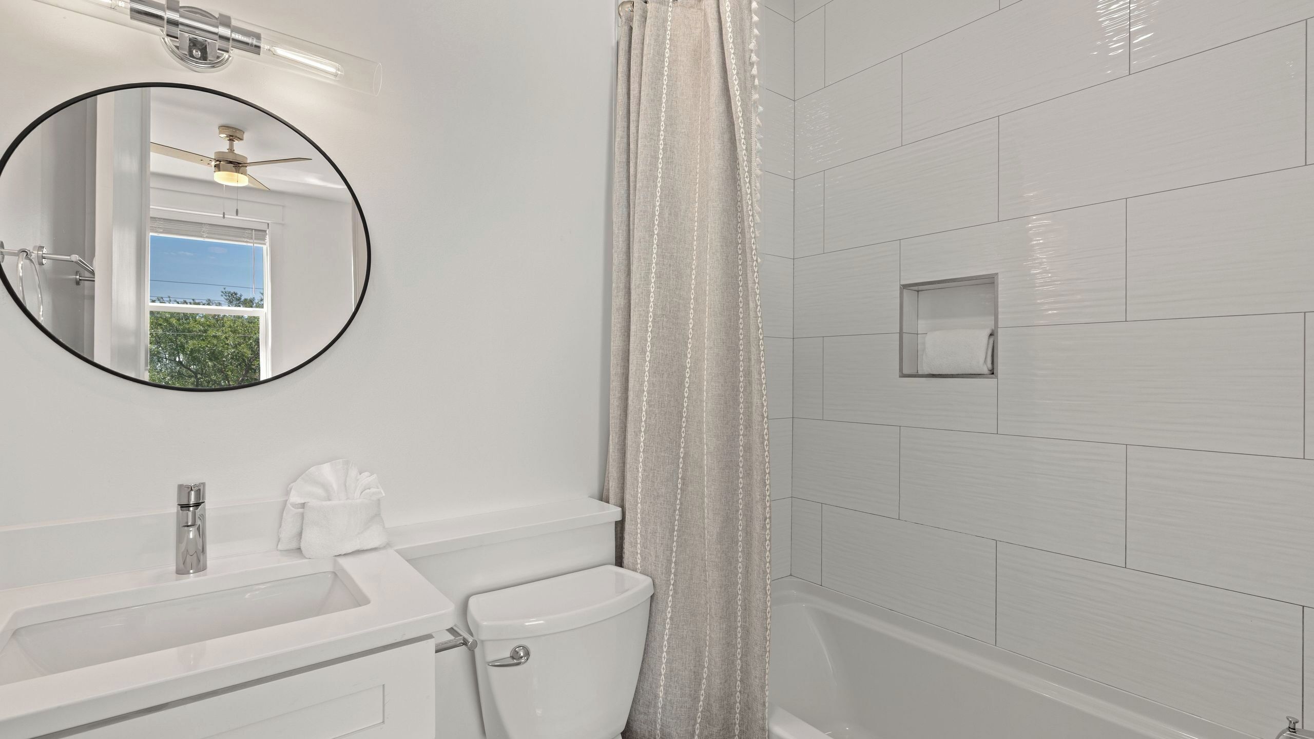 Ein Badezimmer mit Waschbecken, Toilette und Duschvorhang.