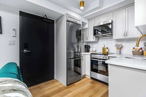 Interior - The Mccaul Stylish Basement Suite w/ Laundry (Toronto)