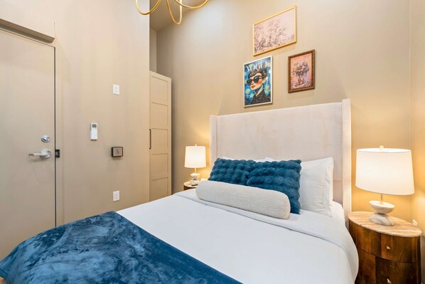 Interior - The Mccaul Brand New Group Suite, Heart of DT (Toronto)