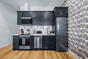 Interior - The Mccaul Cozy Queen Suite w/ Laundry in DT (Toronto)