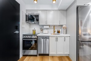 Interior - The Mccaul Cozy Basement Studio in Heart of DT (Toronto)