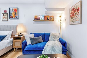 Interior - The Mccaul Cozy Basement Studio in Heart of DT (Toronto)