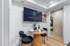 Interior - The Mccaul Central & Cozy Basement Queen Suite (Toronto)