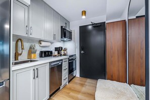 Interior - The Mccaul Central & Cozy Basement Queen Suite (Toronto)
