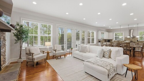 Montclair Manor by Avantstay Lakefront Retreat Dock + Hot Tub + Firepit + Game Room
