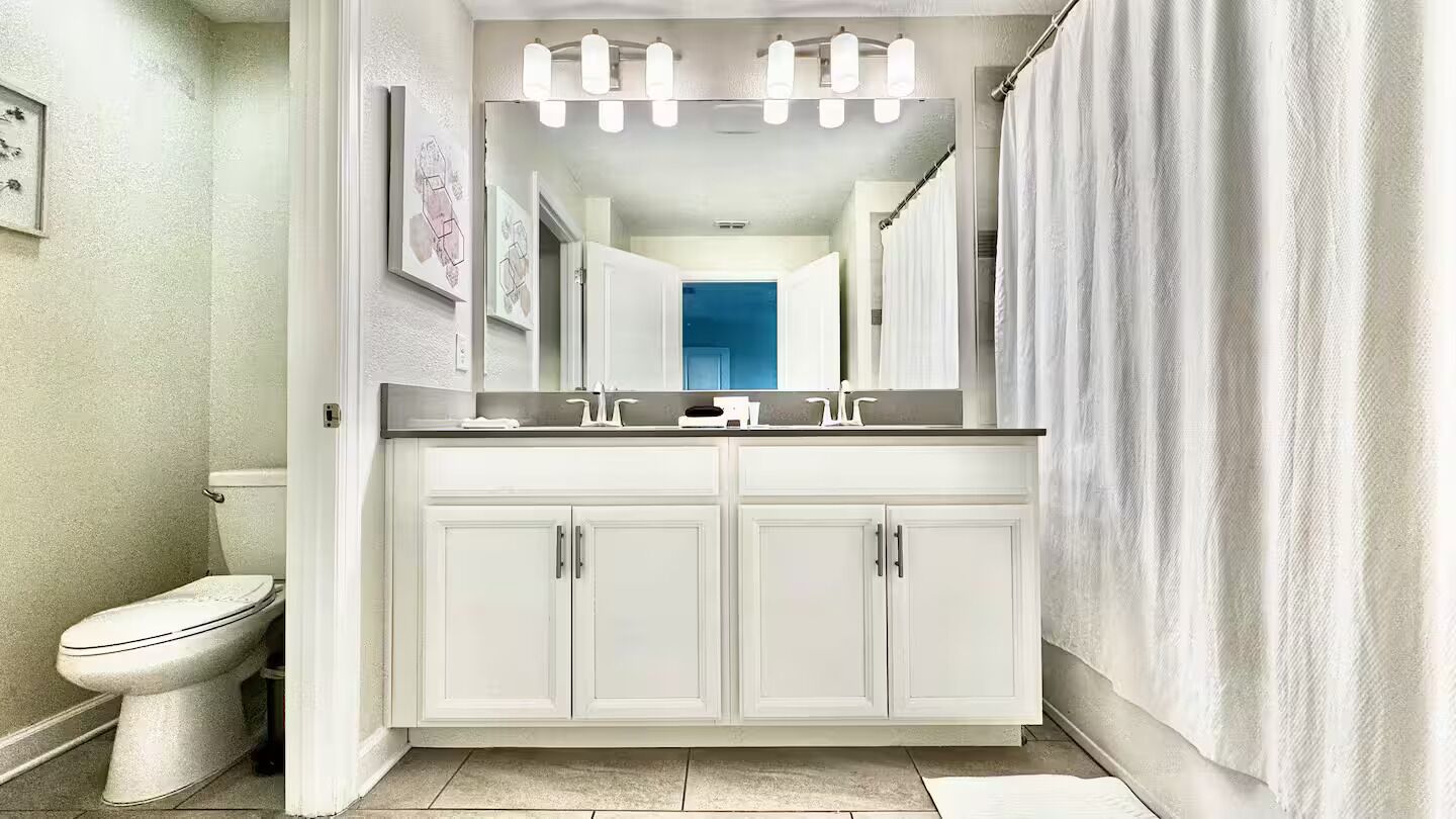 Douche, séchoir à cheveux, bidet, serviettes fournies