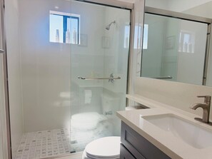 Douche, sĂšche-cheveux, serviettes fournies, savon