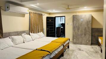 Habitación cuádruple, balcón, vista a la montaña | Wifi gratis