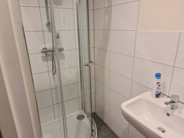 Apartment, 2 Bedrooms, City View | Bathroom - Winter Stays, Pool, Wi-fi, Parking, 3double Beds (Bradford)
