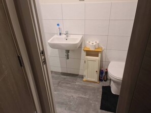 Apartment, 2 Bedrooms, City View | Bathroom - Winter Stays, Pool, Wi-fi, Parking, 3double Beds (Bradford)