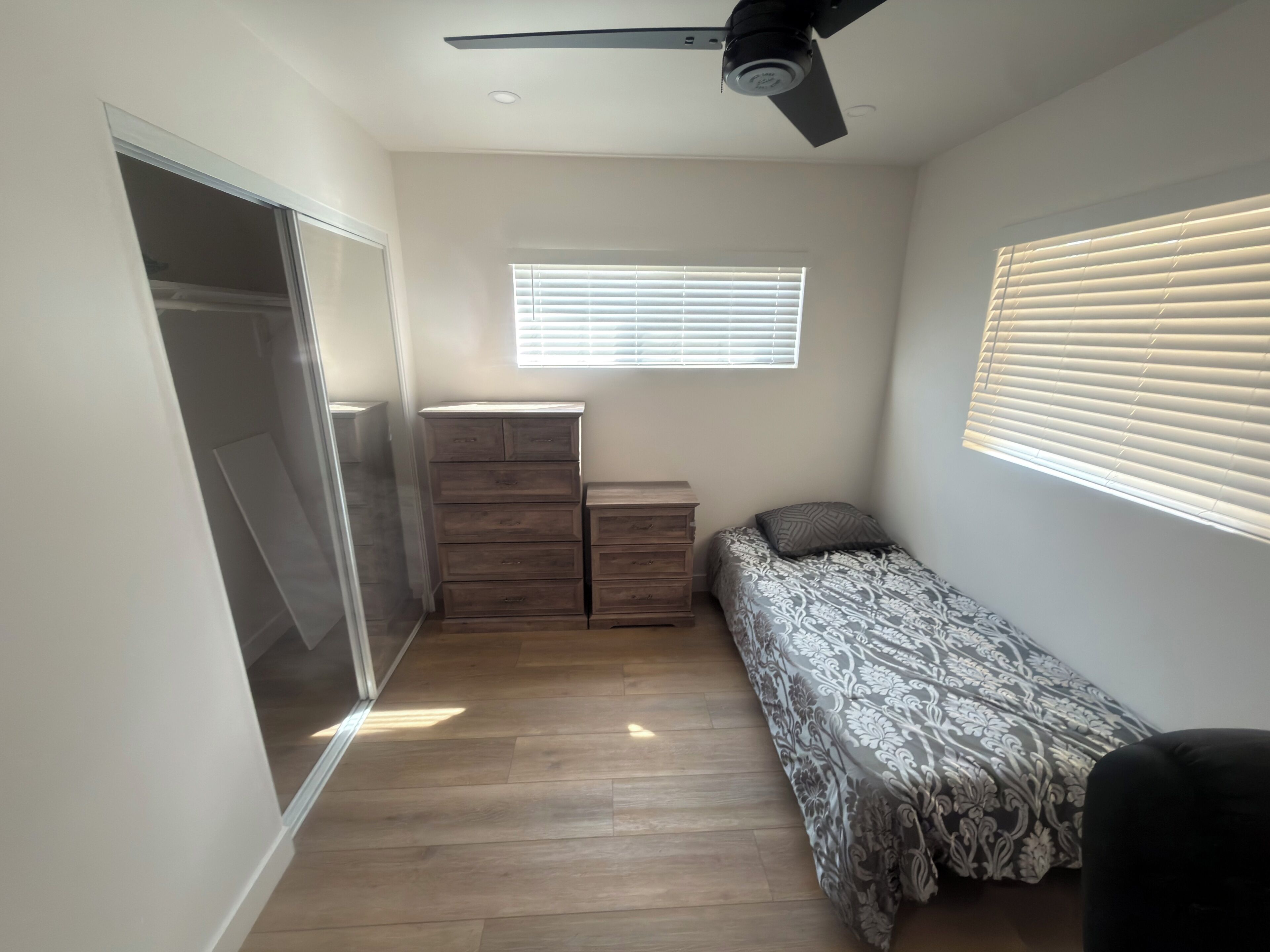 3 habitaciones, tabla de planchar con plancha, wifi y ropa de cama 