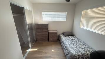 3 habitaciones, tabla de planchar con plancha, wifi y ropa de cama