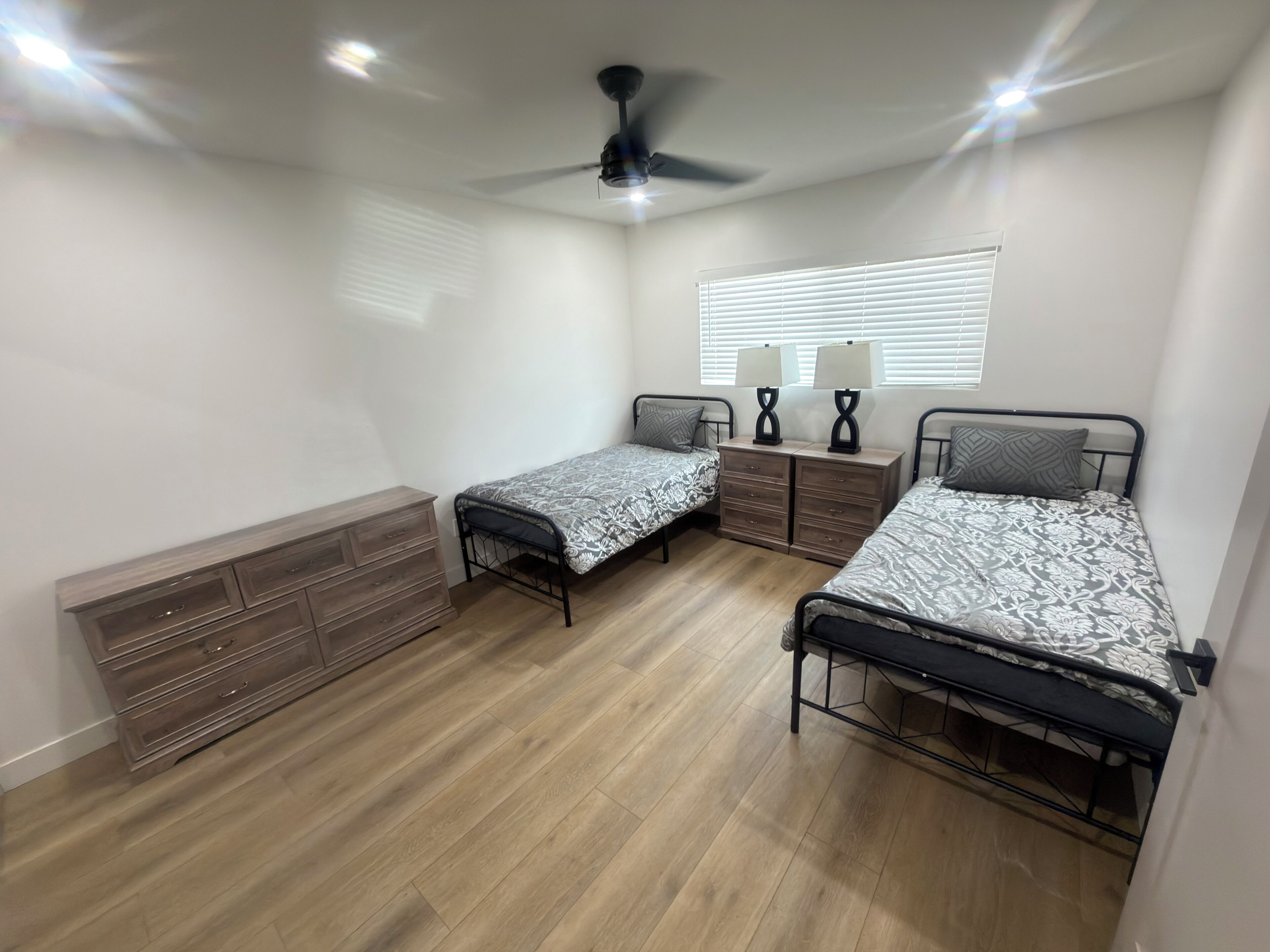3 chambres, fer et planche à repasser, Wi-Fi, draps fournis