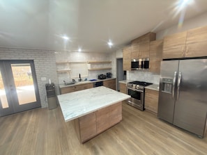Private kitchen - House in El Cajon with AC + 75 inch TV for relaxing stays (El Cajon)