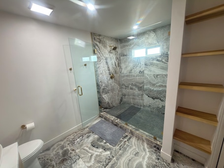 Shower, hair dryer, towels, soap. House in El Cajon with AC + 75 inch TV for relaxing stays