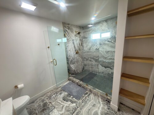 House in El Cajon with AC + 75 inch TV for relaxing stays