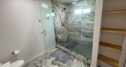 House in El Cajon with AC + 75 inch TV for relaxing stays