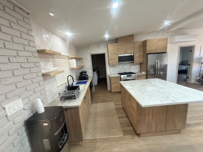 House in El Cajon with AC + 75 inch TV for relaxing stays