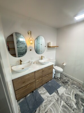 Shower, hair dryer, towels, soap - House in El Cajon with AC + 75 inch TV for relaxing stays (El Cajon)