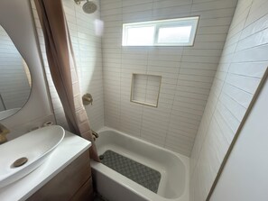 Shower, hair dryer, towels, soap - House in El Cajon with AC + 75 inch TV for relaxing stays (El Cajon)