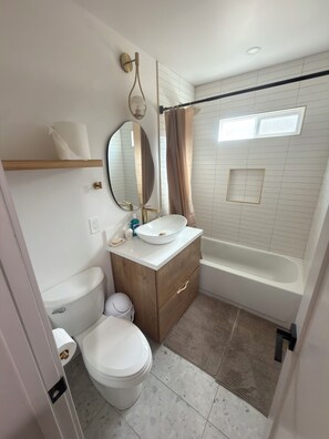 Shower, hair dryer, towels, soap - House in El Cajon with AC + 75 inch TV for relaxing stays (El Cajon)