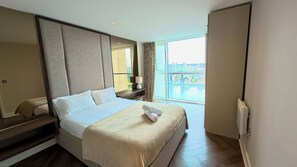 Room - Wake Up to Waterfront Views | Cozy & Modern Stay (London)