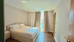 Room - Wake Up to Waterfront Views | Cozy & Modern Stay (London)