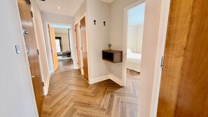 Room - Wake Up to Waterfront Views | Cozy & Modern Stay (London)