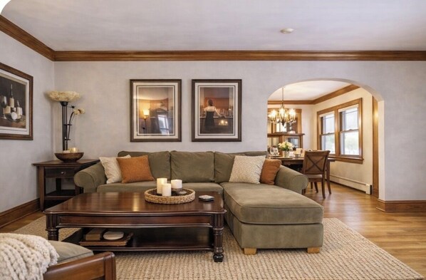 Living area - Quaint 3-bedroom house with AC on Washburn Avenue (Minneapolis)