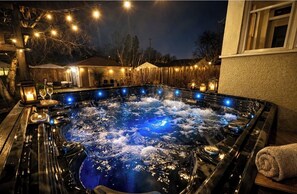 Outdoor spa tub - Quaint 3-bedroom house with AC on Washburn Avenue (Minneapolis)