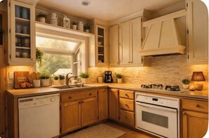 Private kitchen - Quaint 3-bedroom house with AC on Washburn Avenue (Minneapolis)