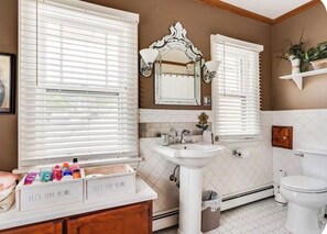 Bathroom - Quaint 3-bedroom house with AC on Washburn Avenue (Minneapolis)