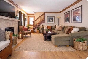 Living area - Quaint 3-bedroom house with AC on Washburn Avenue (Minneapolis)