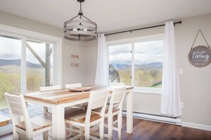 Dining - Chalet in the Sky l Sleeps 8 l N. Conway l Story Land (Bartlett)