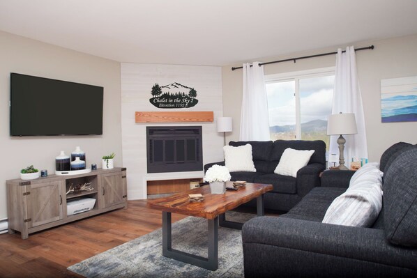 Living area - Chalet in the Sky l Sleeps 8 l N. Conway l Story Land (Bartlett)