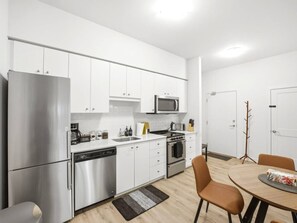 Køleskab, mikrobølgeovn, ovn, kogeplade