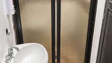 Regadera, toallas, jabón, shampoo