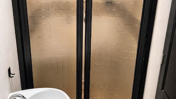 Basic Triple Room | Bathroom