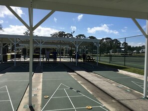 Sports court - Charming 2-bedroom bungalow in Lake Placid on Lake Grassy in Camp Florida Resort (Lake Placid)