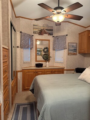 Room - Charming 2-bedroom bungalow in Lake Placid on Lake Grassy in Camp Florida Resort (Lake Placid)