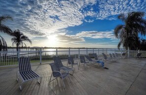 Terrace/patio - Charming 2-bedroom bungalow in Lake Placid on Lake Grassy in Camp Florida Resort (Lake Placid)